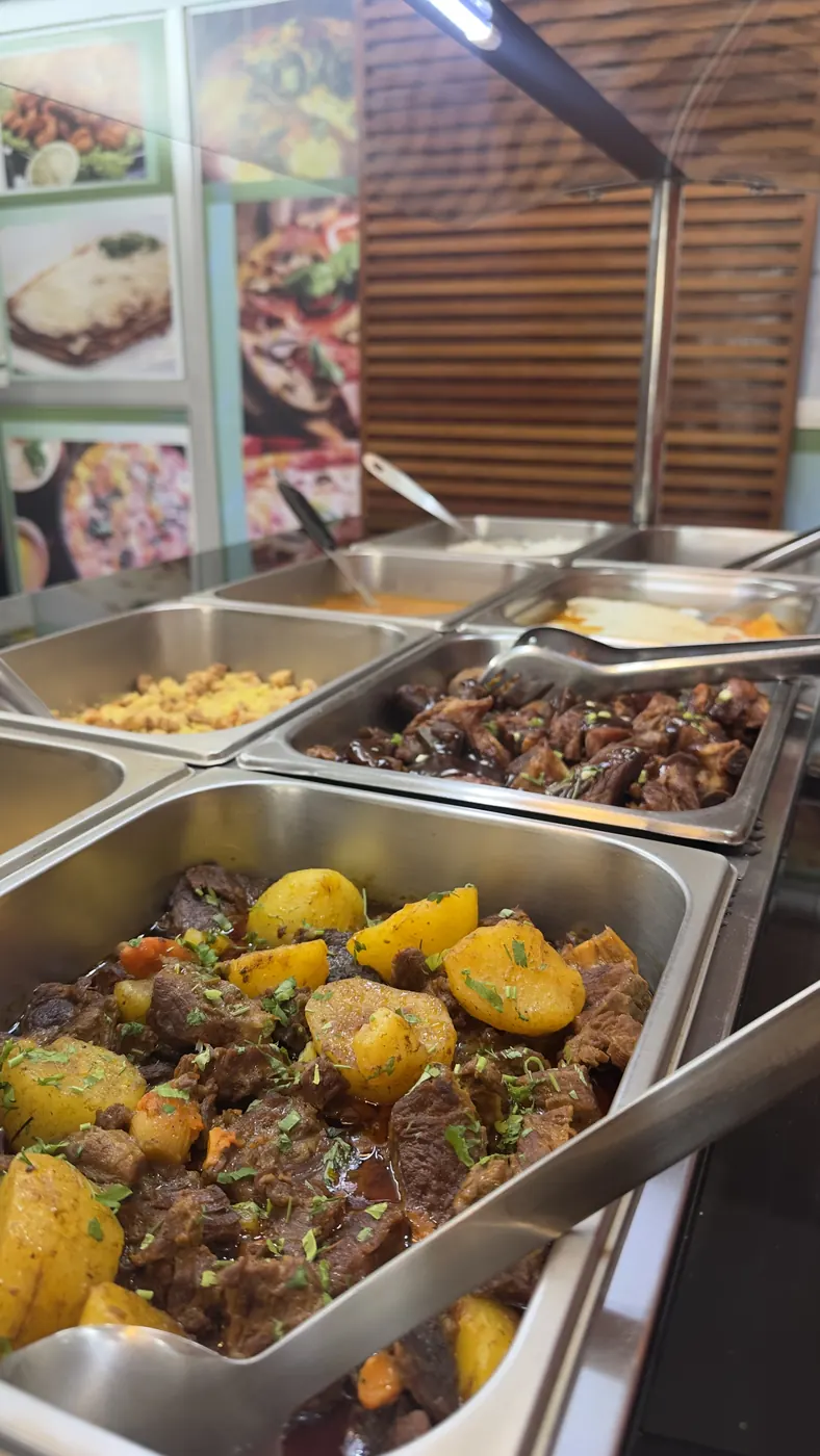 Buffet por quilo com pratos quentes na Bella Vista em Itaperapuã