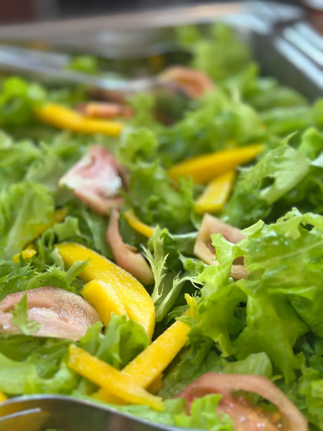 Saladas frescas no buffet por quilo da Bella Vista